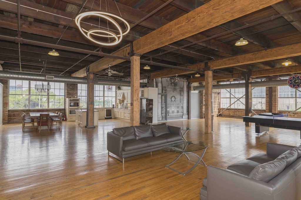 Jak zrobić podłogę drewnianą na gruncie – poradnik budowlany dla inwestora